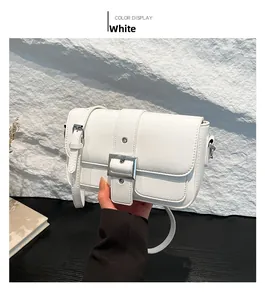 Détail du sac à bandoulière blanc en cuir grainé avec grande boucle métallique carrée
