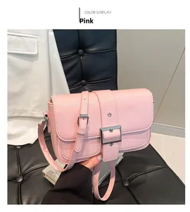 Détail du sac à bandoulière rose avec texture en cuir plissé brillant et boucle métal