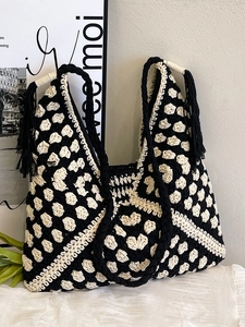 Borsa da spiaggia artistica all'uncinetto in bianco e nero con eleganti frange