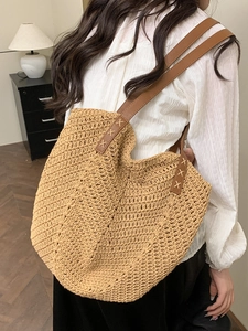 Schicker Stroh-Shopper mit braunem Lederriemen für den Sommerurlaub am Strand