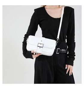 Vue détaillée du sac bandoulière blanc en cuir grainé avec une boucle argentée