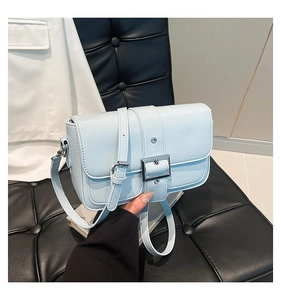 Détail du sac à bandoulière en cuir PU bleu clair avec boucle métallique carrée argentée