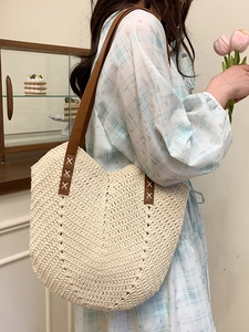 Große beige geflochtene Strohtasche mit braunen Lederriemen für Strand und Frühling