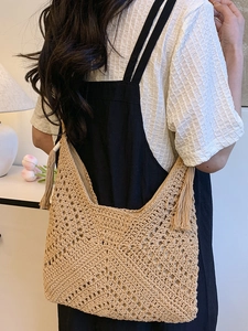 Borsa a spalla all'uncinetto con nappe boho per le vacanze estive in spiaggia