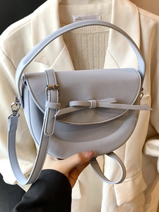 Sac selle chic bleu clair avec nœud, poignée supérieure et bandoulière réglable pour femme
