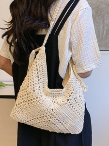 Borsa a tracolla boho in maglia all'uncinetto con nappa per vacanze estive al mare