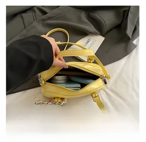 Détail du sac bowling jaune montrant sa capacité intérieure pour maquillage et accessoires