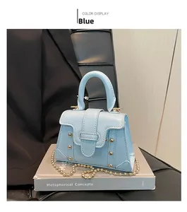 Detailansicht der hellblauen Mini-Handtasche mit Goldnieten und edler Kugel-Kette