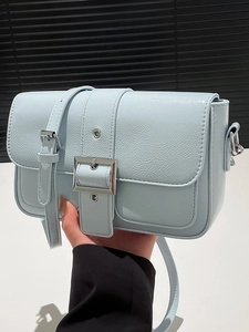Sac à épaule chic en cuir verni plissé bleu clair avec une grande boucle argentée
