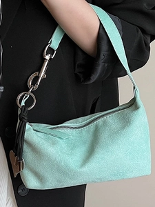 Borsa a spalla verde menta in camoscio con moschettone argento e ciondolo a cuore