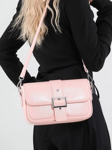 Sac sous le bras en cuir verni brillant rose avec boucle en métal carrée argentée pour femme