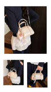 Détails du sac bowling blanc crème avec breloque cœur rose et glands tissés