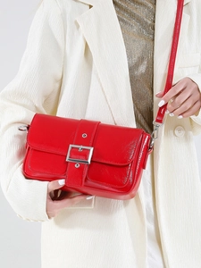 Sac à bandoulière en cuir verni rouge chic avec une grande boucle argentée