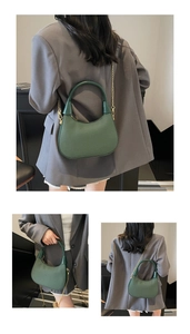 Detailansicht der dunkelgrünen Hobo-Tasche mit Ledertextur, Rundgriff und goldener Kette