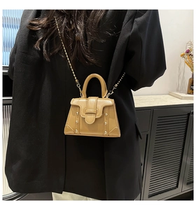 Dettaglio della mini borsa kaki con borchie e catena dorata vista dal retro