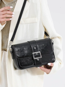 Sac sous le bras minimaliste en cuir verni noir avec boucle argentée et texture rétro