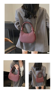 Detail der weinroten Hobo-Tasche mit Webstruktur, Rundgriff und goldener Kette