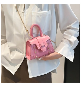 Rosa Mini-Quadrat-Tasche mit goldenen Nietendetails und einer Metallkette mit Goldkugeln