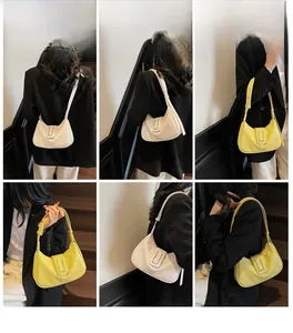 Détail du sac hobo minimaliste avec boucle en métal argenté en U disponible en deux couleurs