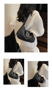 Détail du sac sous le bras noir en forme de croissant avec boucle argentée en U chic