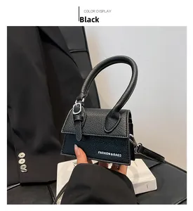 Détail du mini sac à main noir en cuir PU grainé avec texte Fashion & Bags blanc