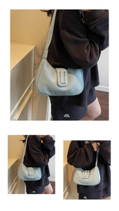 Détail du sac hobo bleu clair à motif litchi avec boucle en métal argenté en forme de U