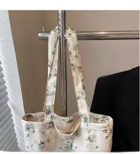 Détails du sac fourre-tout en toile à fleurs avec bordure en dentelle et poignées