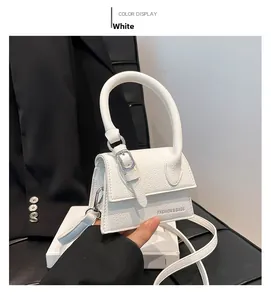 Détails du sac à main blanc motif litchi avec boucle argentée et logo fashion discret