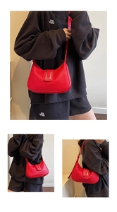 Détails du sac hobo en cuir litchi rouge avec fermoir métallique rectangulaire argenté