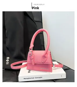 Détail du mini sac rose en cuir PU grainé avec poignée épaisse et bandoulière amovible