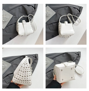 Vue sous quatre angles du sac seau en cuir blanc avec rivets argentés et bandoulière réglable