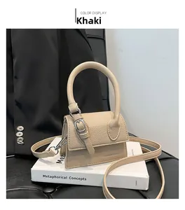 Détail du sac bandoulière en PU kaki avec texture litchi et boucle décorative
