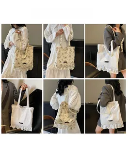 Détail du sac cabas en toile à fleurs avec des bords décoratifs à volants élégants