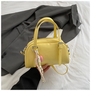 Vue détaillée du sac à main jaune vif en cuir PU avec garnitures argentées et breloque