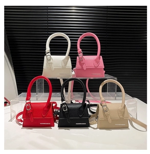 Cinq mini sacs à main trapèze motif litchi en blanc, rose, rouge, noir et couleur kaki