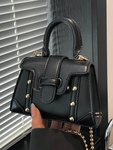 Borsa a mano minimalista in pelle nera opaca con borchie dorate e tracolla a catena