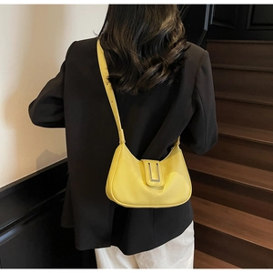 Sac sous le bras croissant jaune vif de style français avec boucle argentée à l'épaule