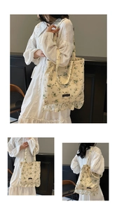 Détail du sac cabas en toile florale avec bordure en dentelle et étiquette Romance
