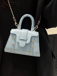 Elegante borsa a mano mini quadrata celeste con rivetti dorati e tracolla a catena