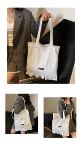Détail de la broderie florale blanche et du bord à volants sur le sac cabas en toile