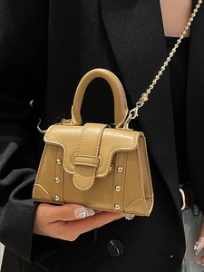 Borsa quadrata kaki minimalista con borchie dorate e catena a sfere d'oro