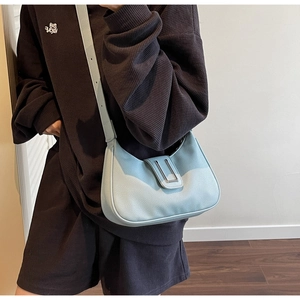 Détail du sac hobo en cuir bleu clair à motif litchi avec boucle en métal argenté