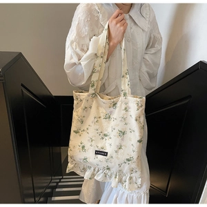 Détail du cabas floral crème avec broderie dentelle et écusson Romance brodé