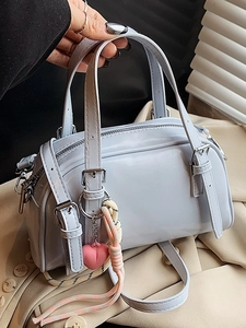 Sac à main Boston élégant en cuir bleu clair avec bandoulière et breloque cœur