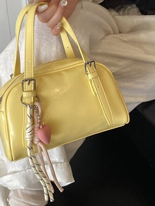 Sac à main élégant en cuir verni jaune avec breloque coeur rose et boucles argentées