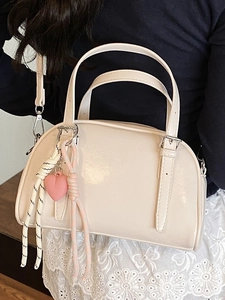 Sac à main Boston blanc crème élégant avec breloque coeur rose et sangle tressée