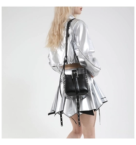Détails de la boucle métallique argentée et des rivets sur le sac seau noir