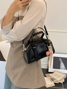 Sac Boston noir brillant élégant avec pendentif coeur rose et détail de gland