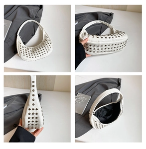 Detailansicht der weißen Halbmond-Tasche mit silbernen Punk-Nieten und Innenfächern