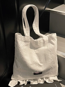 Sac fourre-tout en toile brodée de fleurs avec écusson Romance et volant
